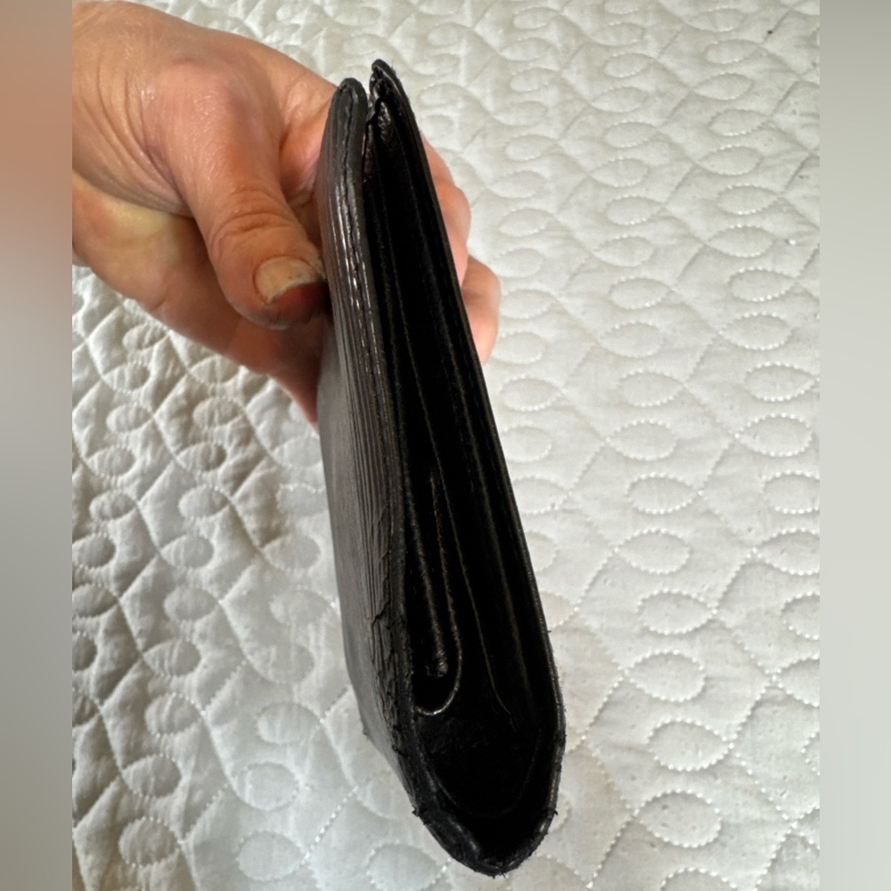 Louis Vuitton Epi Porte-Billets Black Leather Compact Wallet - Picture 6 of 16